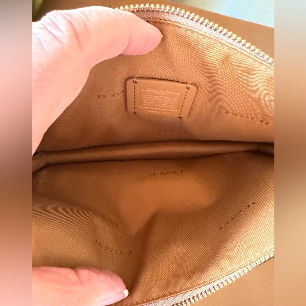 **SALE**Coach Tan Leather Wristlet- strap is missing - Picture 6 of 8